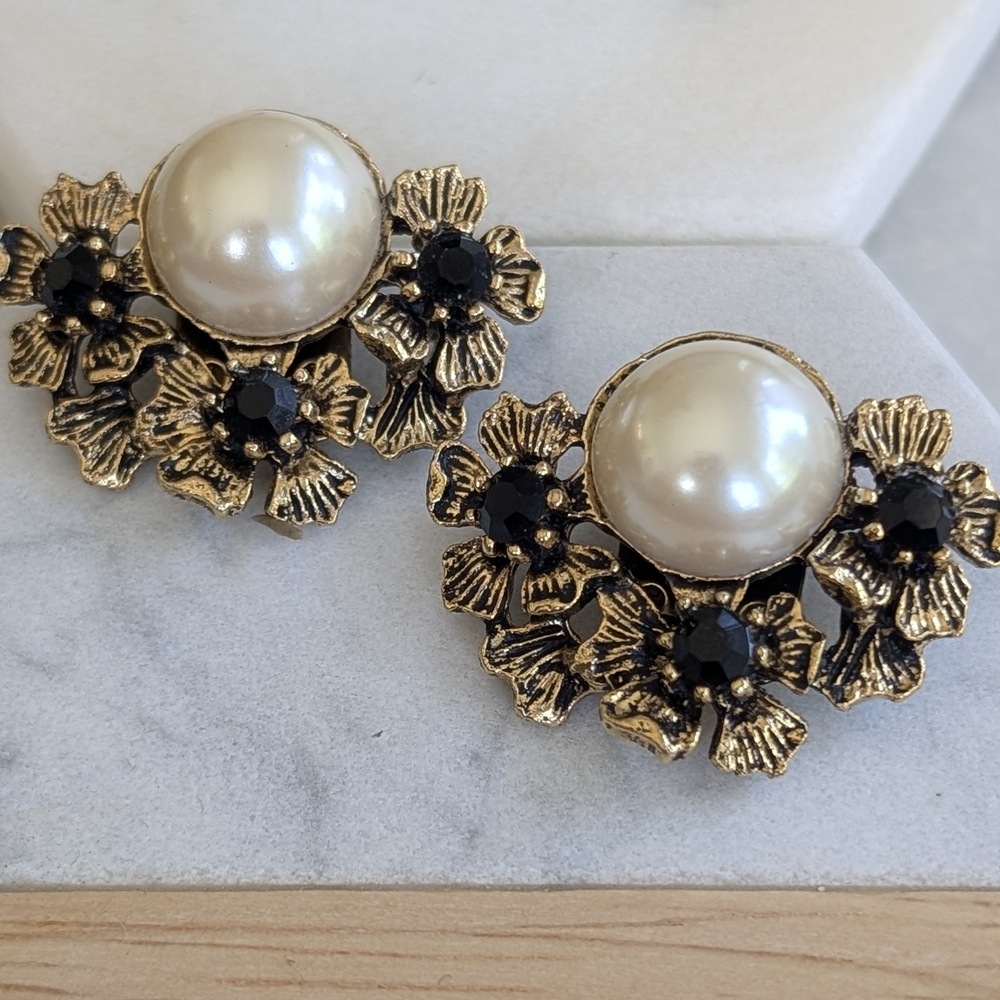 Elegant Gold and Black Floral Pearl Shoe Clips